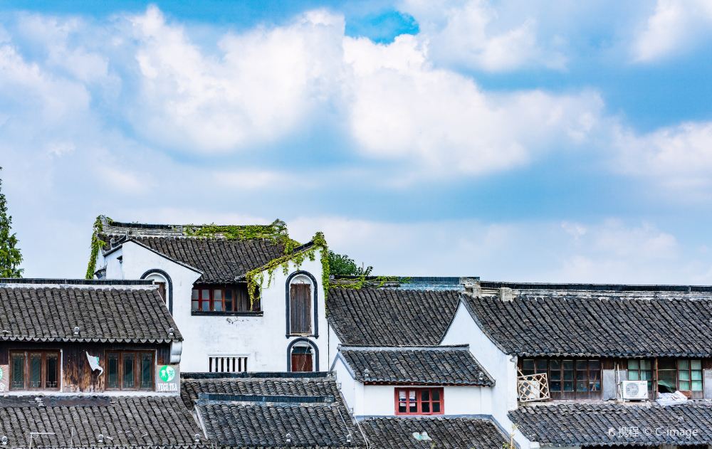 North Street in Zhujiajiao with shops, snacks, and souvenirs